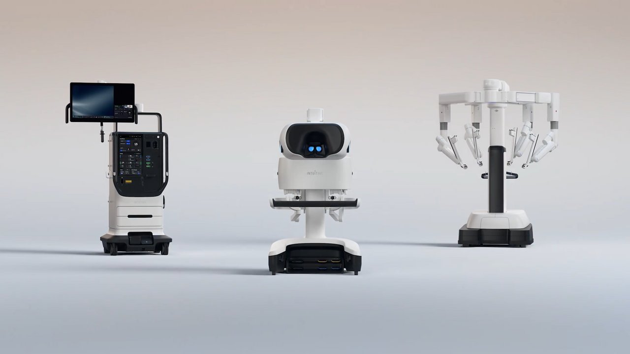 The da Vinci 5 surgeon console, vision tower and robotic patient cart